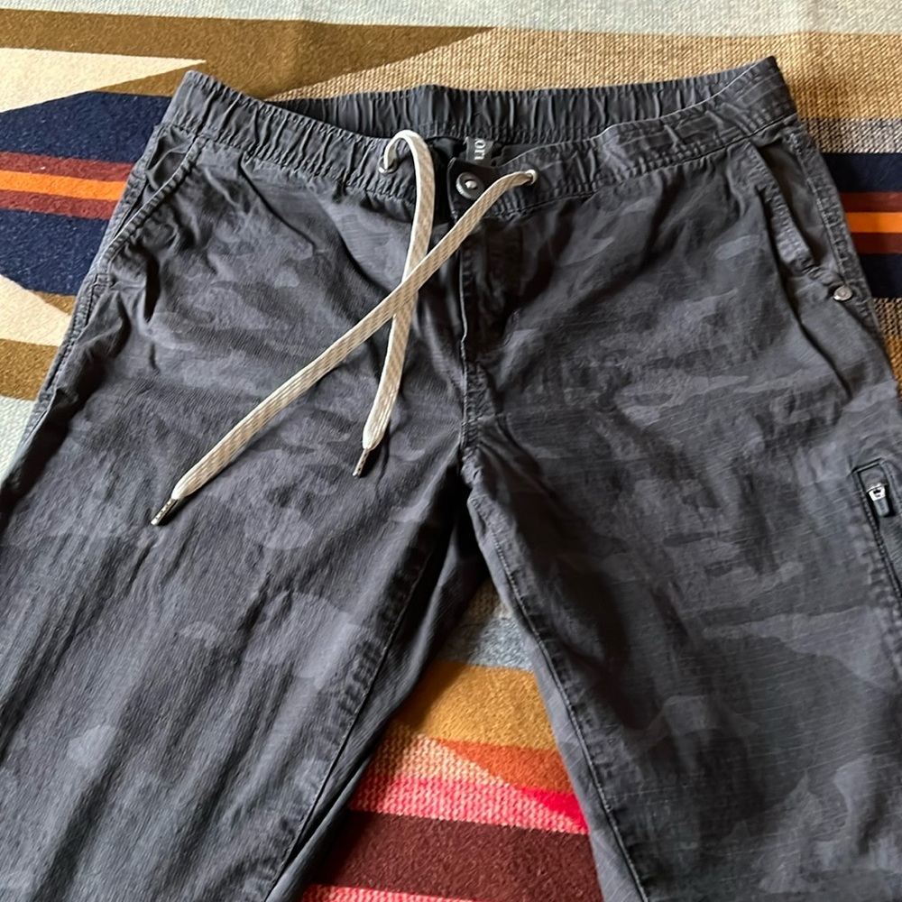 Vuori Ripstop Pants. EUC